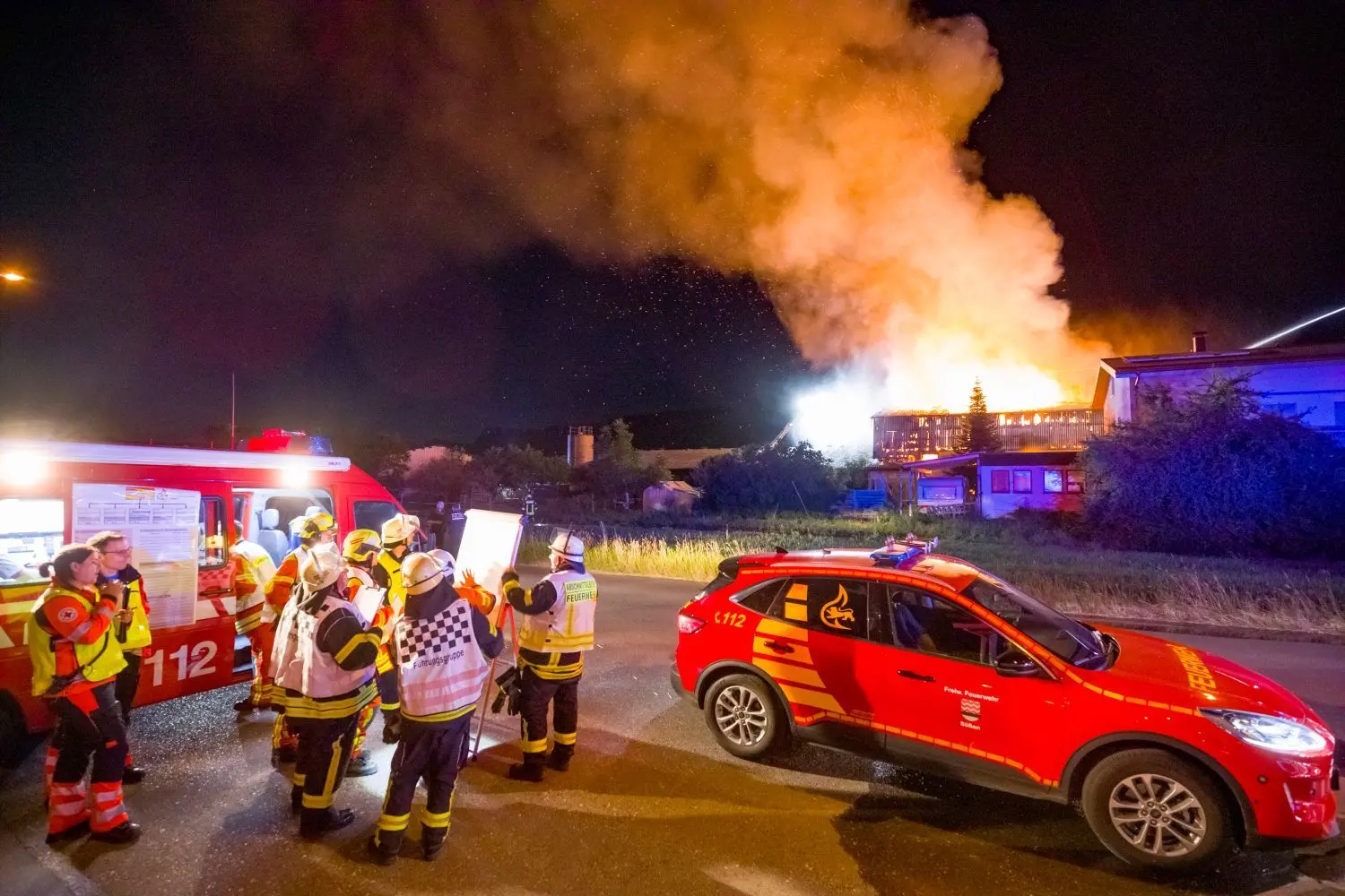 Laut Augenzuegen war der Brand am Dienstagabend im gesamten Ort zu sehen.