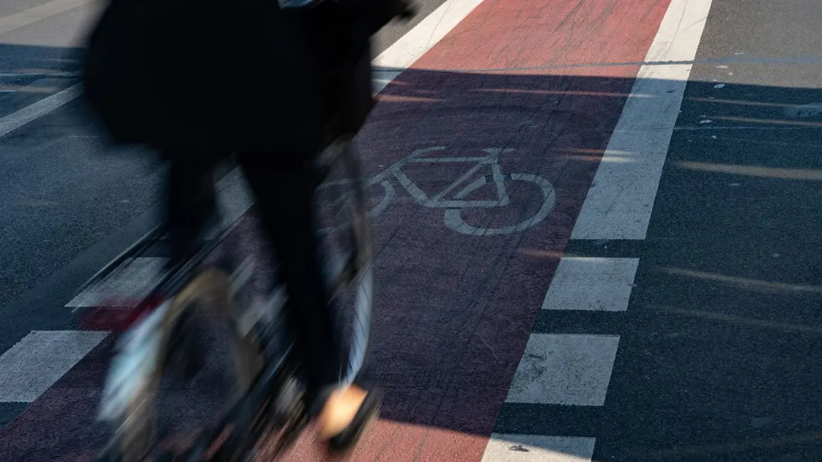 Mehr Radverkehr in Ulm? (Symbolbild)
17.09.2020, Berlin: Eine Radfahrerin ist auf einem Radweg an der Jannowitzbrücke unterwegs. Foto: Paul Zinken/dpa-Zentralbild/dpa +++ dpa-Bildfunk +++