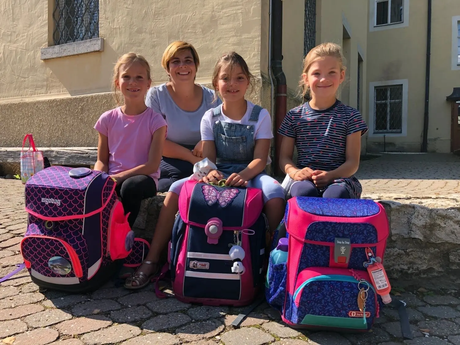 Der erste Schultag habe sich nach dem vielen Homeschooling wie eine Wiedereinschulung angefühlt, sagt Ulrike Wiedmann. Tochter Pia (rechts) war jedenfalls froh, ihre Freundinnen Leyla (Mitte) und Christina in der Grundschule im Alten Konvikt wiederzusehen.