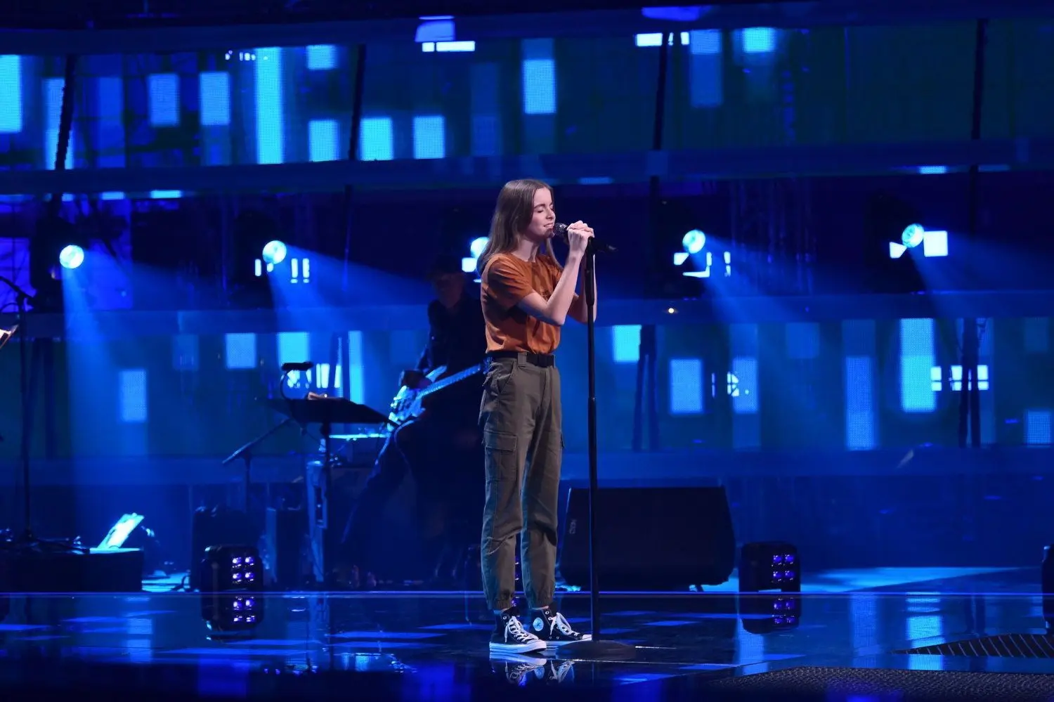 Rosalie Walkowiak (13) aus Schwäbisch Hall bei ihrem Auftritt auf der Bühne von „The Voice Kids“ in Berlin.