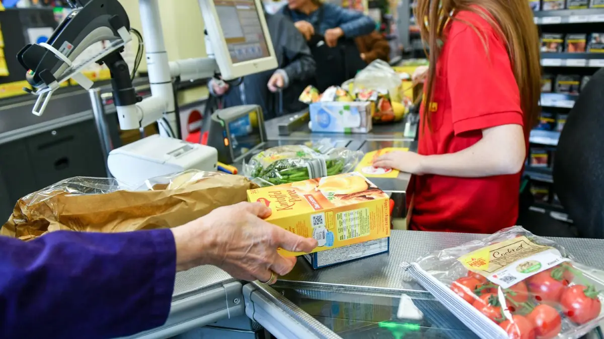 Einkaufen im Supermarkt: Weil Edeka, Lidl und Rewe in Wriezen erweitern, umbauen oder neu bauen wollen, braucht die Stadt ein Nahversorgungskonzept.
ARCHIV - 18.09.2019, Berlin: Eine Kundin nimmt in einem Supermarkt Waren vom Band an der Kasse, nachdem eine Kassiererin die Waren gescannt hat. Deutsche Verbraucher und Unternehmen müssen sich nach Einschätzung des Ifo-Instituts auf weitere Preiserhöhungen einstellen. (Zu dpa "Ifo: Viele Unternehmen planen Preiserhöhungen") Foto: Jens Kalaene/dpa-Zentralbild/dpa +++ dpa-Bildfunk +++
