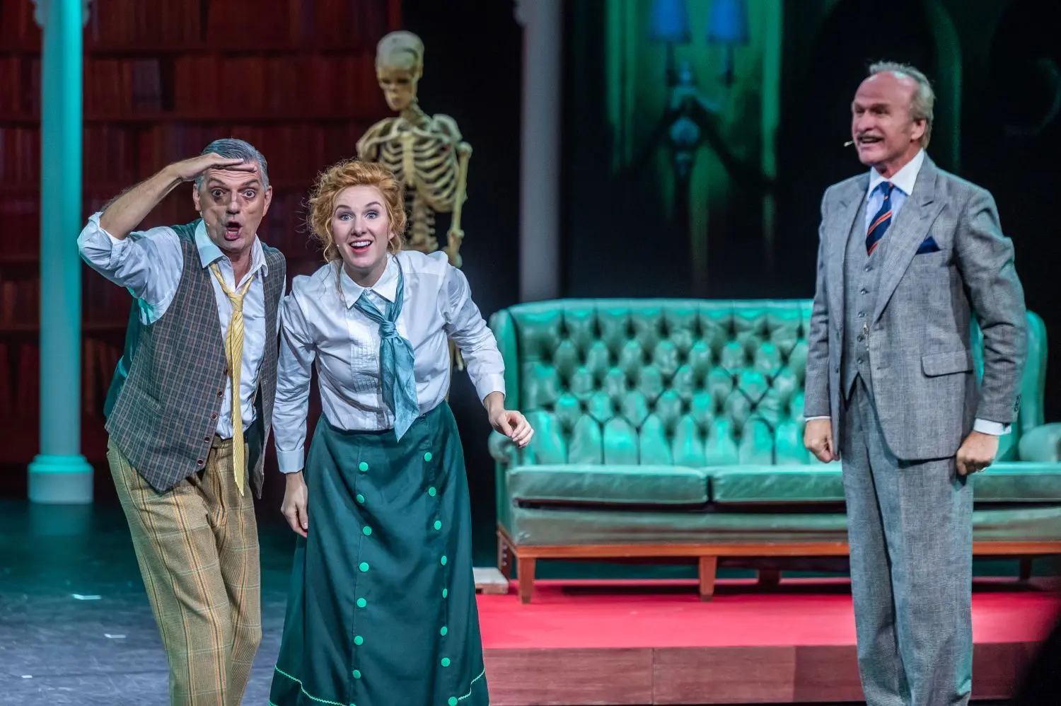 Premiere des Musical-Klassikers „My Fair Lady“: Besonders aufgefallen ist die Leistung von Vanessa Maria Looss als Eliza, hier in einer Szene zwischen den beiden Stars, Axel Herrig (Henry Higgins) und Kurt Schreibmayer (Oberst Pickering).⇥