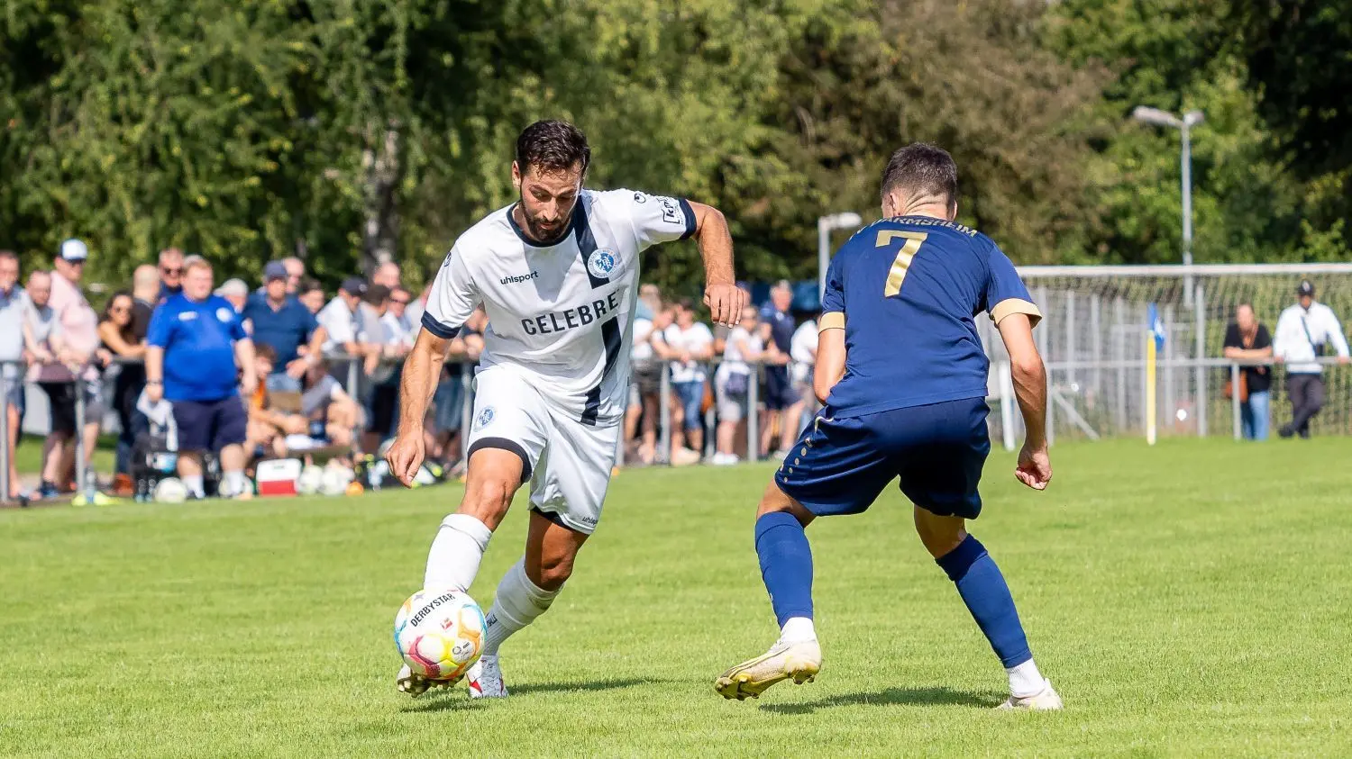 Daniel Kühnbach Azevedo (links) war ein wertvoller Impulsgeber im Mittelfeld der  Young Boys Reutlingen. Hier versucht der Gästeakteur, am Darmsheimer  Manuel Deichsel vorbeizustürmen. Die Sindelfinger Vorstädter waren vor der Pause vollkommen überfordert.⇥