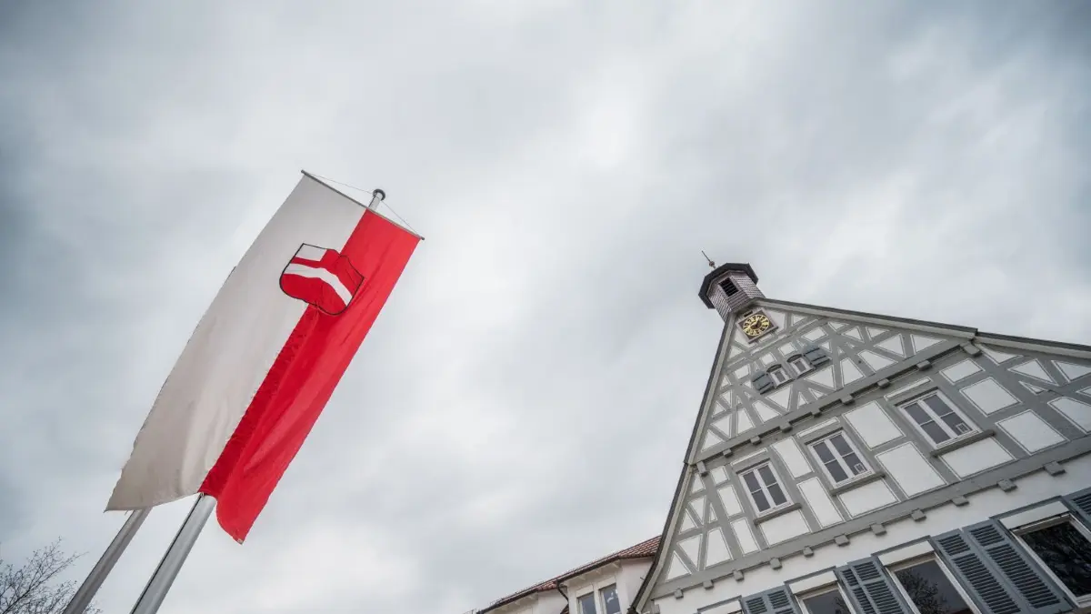 Blick auf das Rathaus und Flagge: Uhingen kann nächstes Jahr 25 Jahre Stadterhebung feiern.