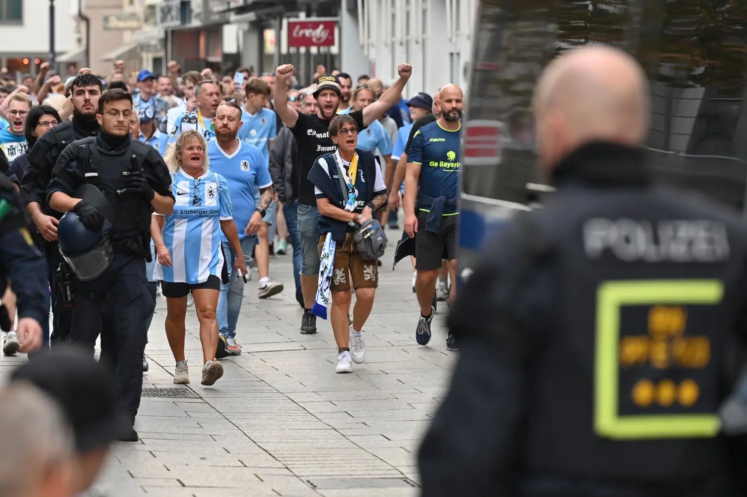 Die Drittliga-Partie zwischen dem SSV Ulm 1846 Fußball und dem TSV 1860 München lockte am Dienstagabend 17 000 Menschen ins Donaustadion.