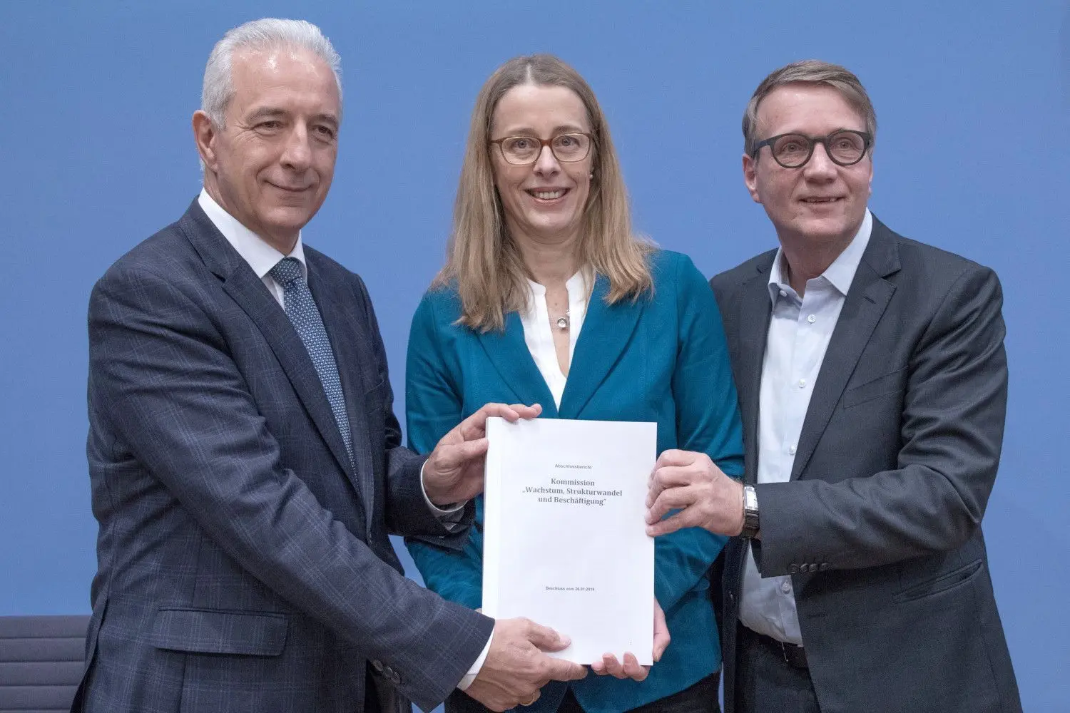 Der Vorstand der Kommission (von links): Stanislaw Tillich (CDU), Barbara Praetorius, Ronald Pofalla (CDU). ⇥