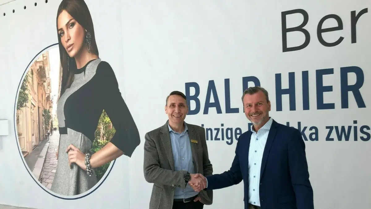 Symbolische Übergabe: Torsten Keller (lilnks) verlässt die Glacis Galerie und übernimmt als Center-Manager das Olympia-Einkaufszentrum in München. Vor dort wechselt Serge Micarelli nach Neu-Ulm.