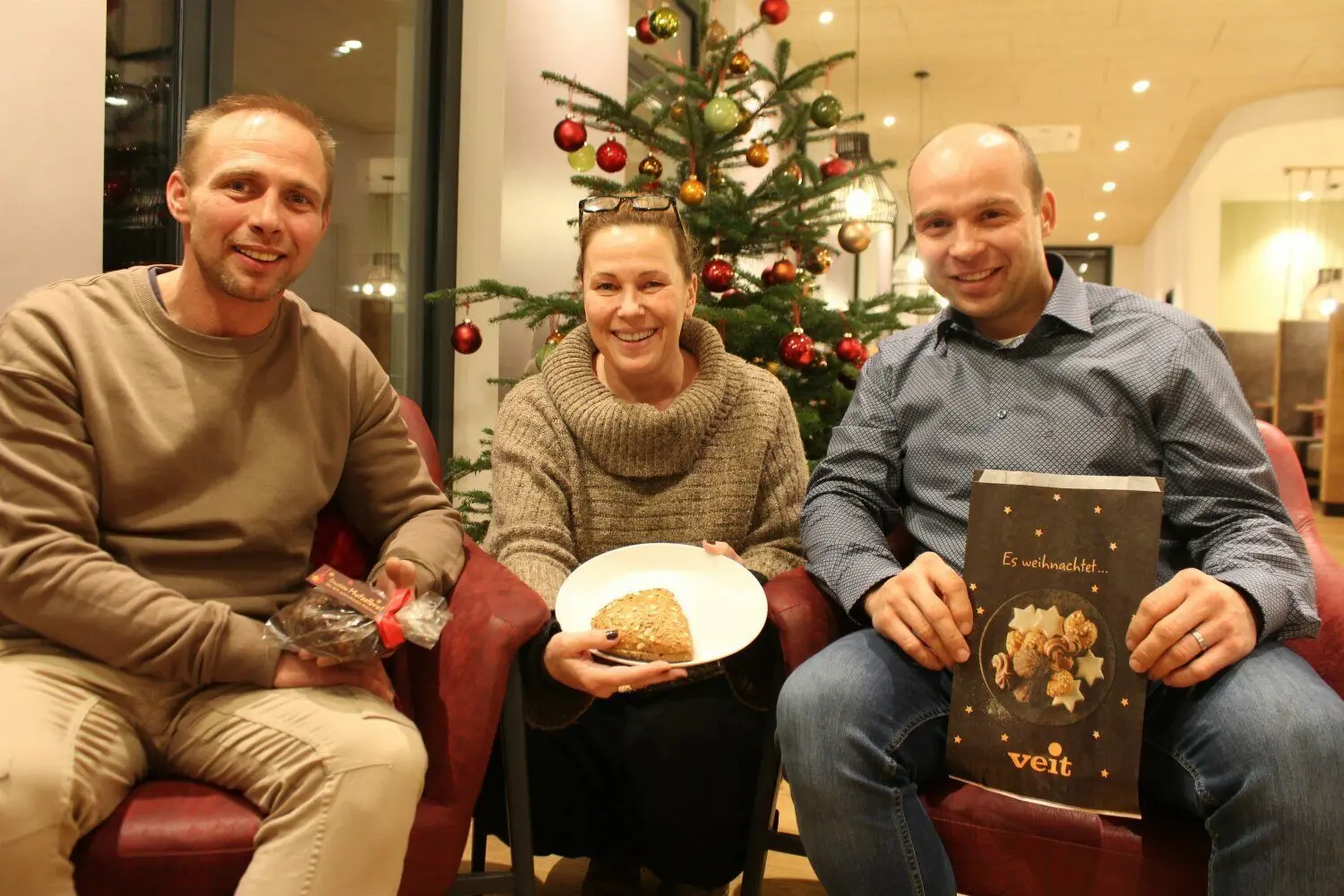Sie helfen unbürokratisch: Simon Nowotini (links) und Martin Salzer mit Veit-Geschäftsführerin Cornelia Veit. Ihr Bäckerhaus hat 40 000 Euro gespendet. ⇥