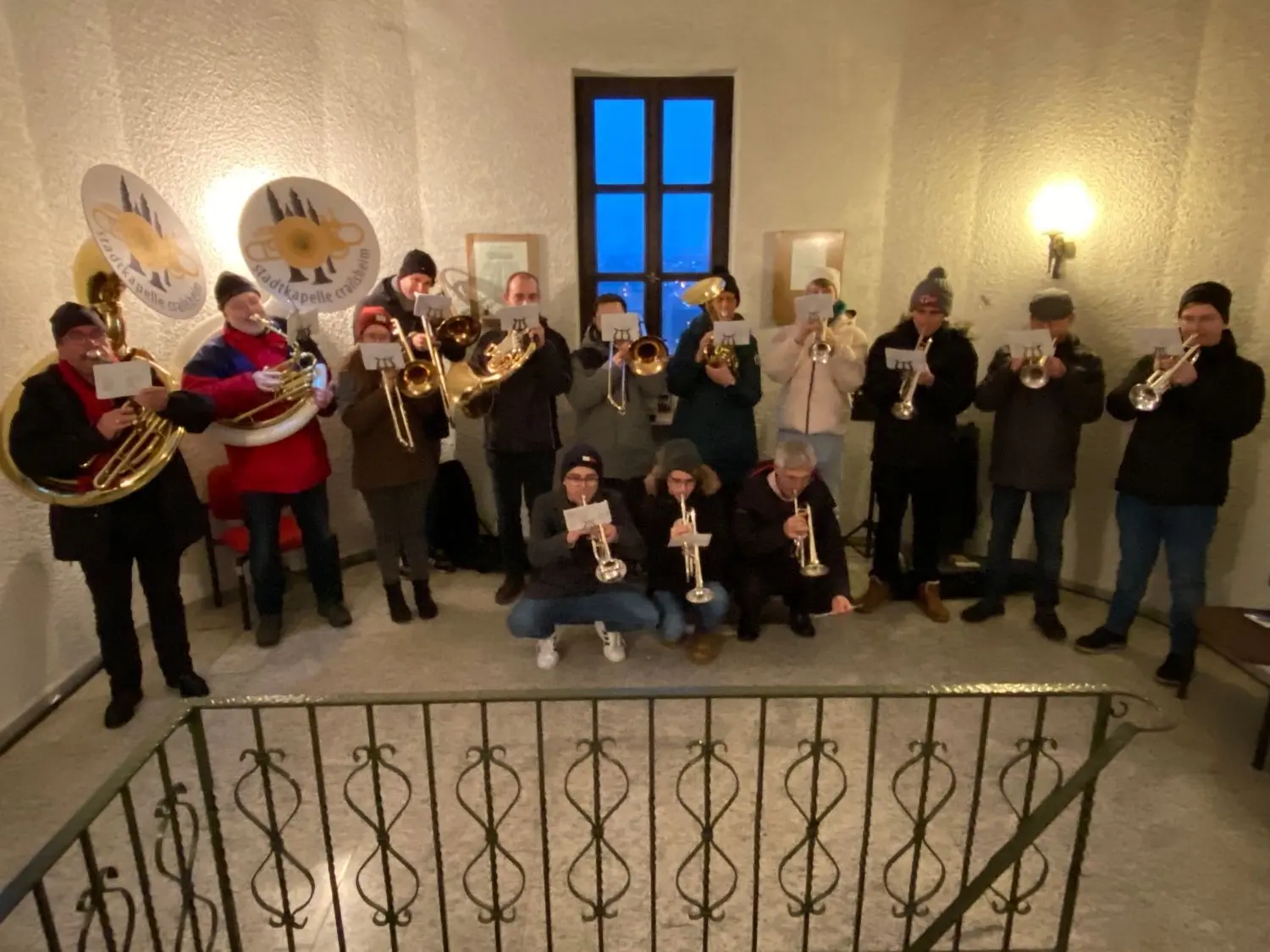 Im Inneren des Rathausturms spielen sich die Musikerinnen und Musiker warm.