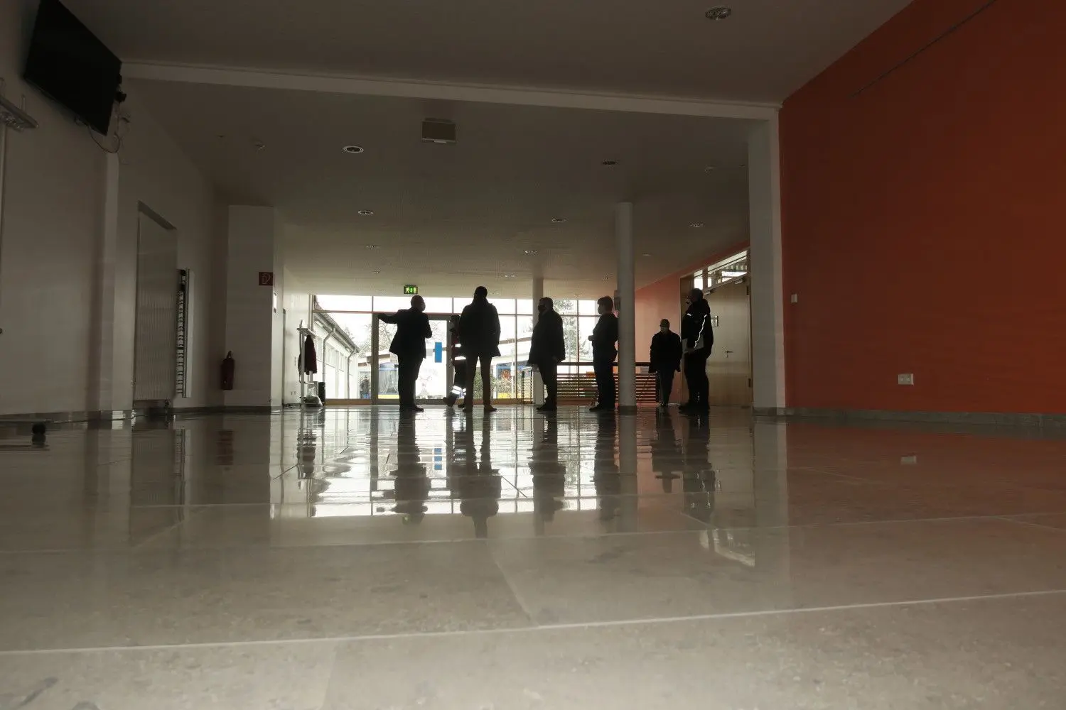 Bei der Sichtung der Mehrzweckhalle Wolpertshausen - hier soll das Kreisimpfzentrum des Landkreises Schwäbisch Hall entstehen.