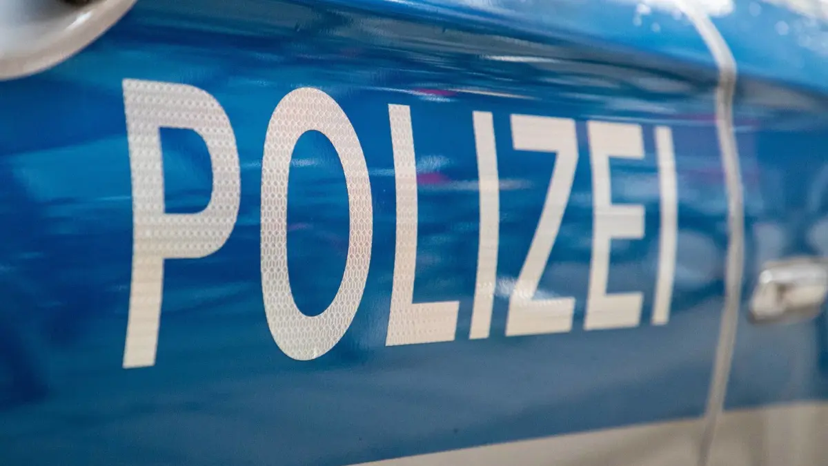 Unfallflucht: Zwei Männer geben an, für den Unfall in der Puschkinstraße in Eberswalde verantwortlich zu sein.
Polizei Symbolbild Koeln, 10.01.2021: Schriftzug Polizei in Nahaufnahme am Polizeiwagen als Symbolbild. Koeln Nordrhein-Westfalen Deutschland *** Police symbol picture Cologne, 10 01 2021 writing police in close-up at police car as symbol picture Cologne North Rhine Westphalia Germany