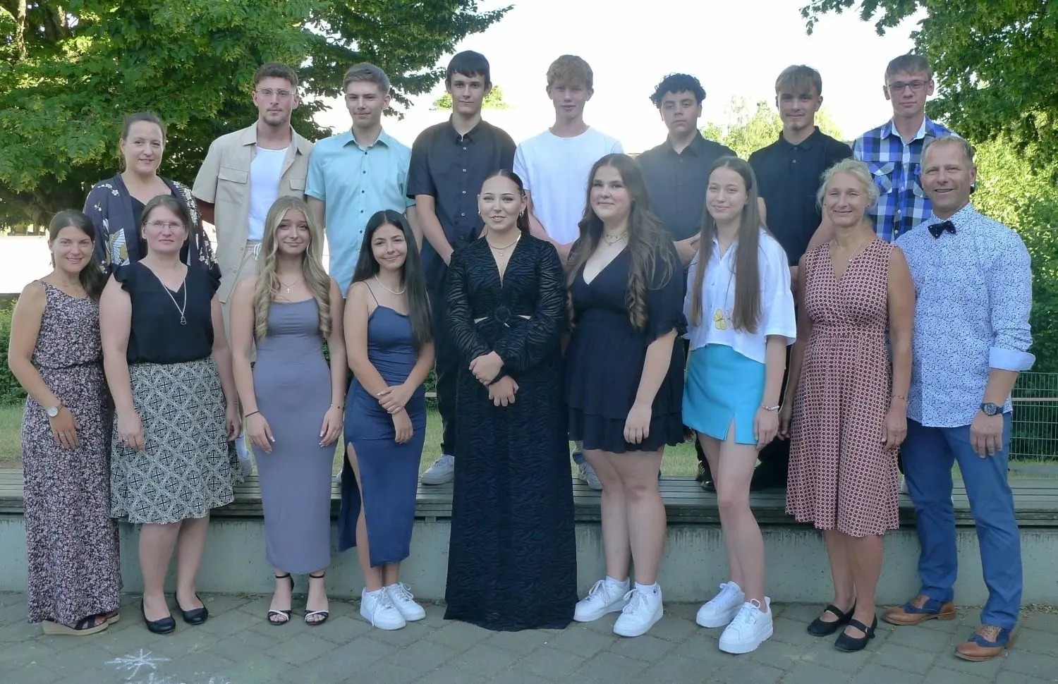 Den Hauptschulabschluss in der Tasche haben diese Absolventen der beiden neunten Klassen. Mit im Bild sind drei Klassenlehrerinnen (links) sowie Konrektorin Cornelia Zahn-Boss und Rektor Bernd Heiner (rechts).