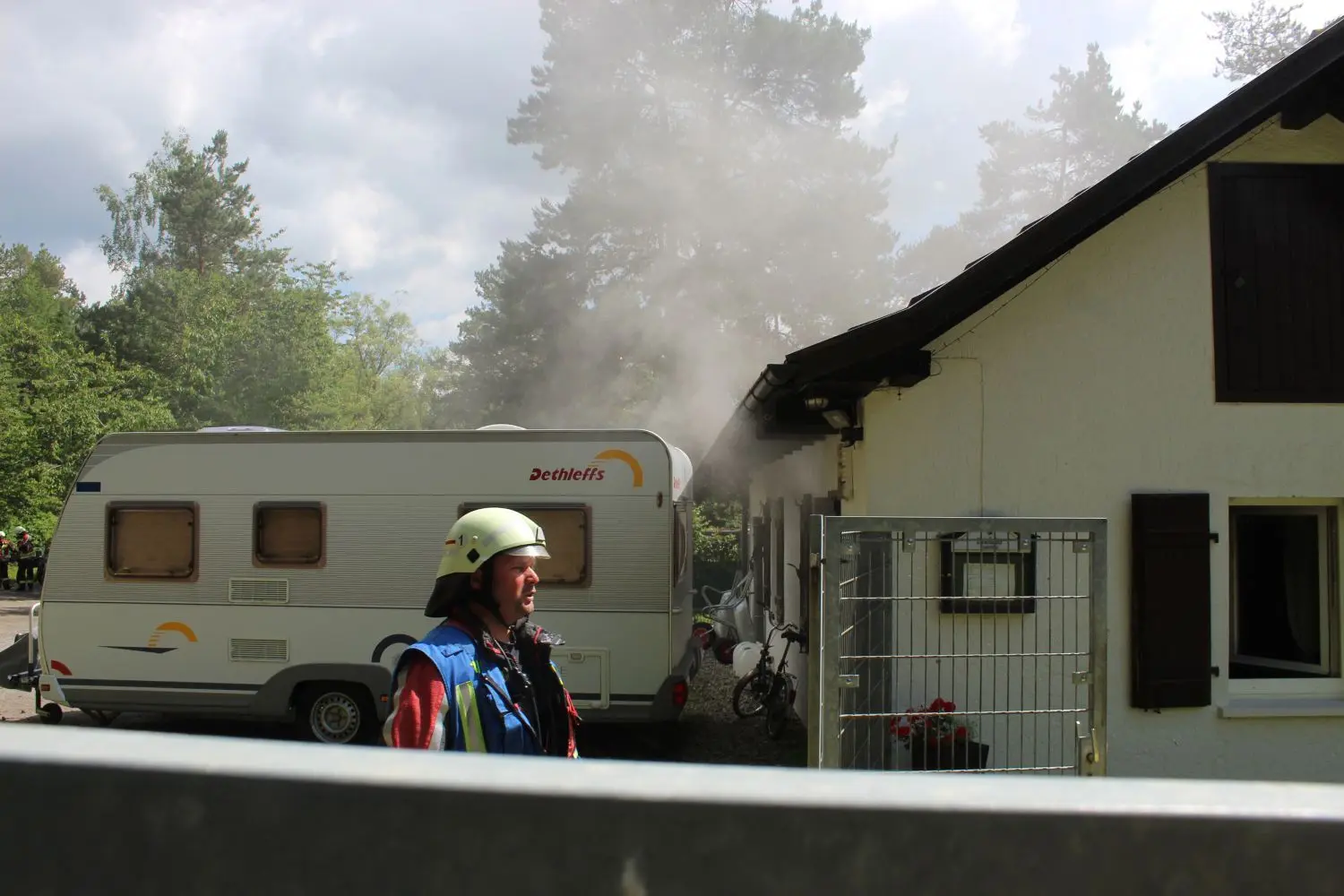 Mächtig hat es gequalmt, als die Hechinger Feuerwehr am Vereinsheim des Vereins für Deutsche Schäferhunde am Lärchenwäldle eintraf.
