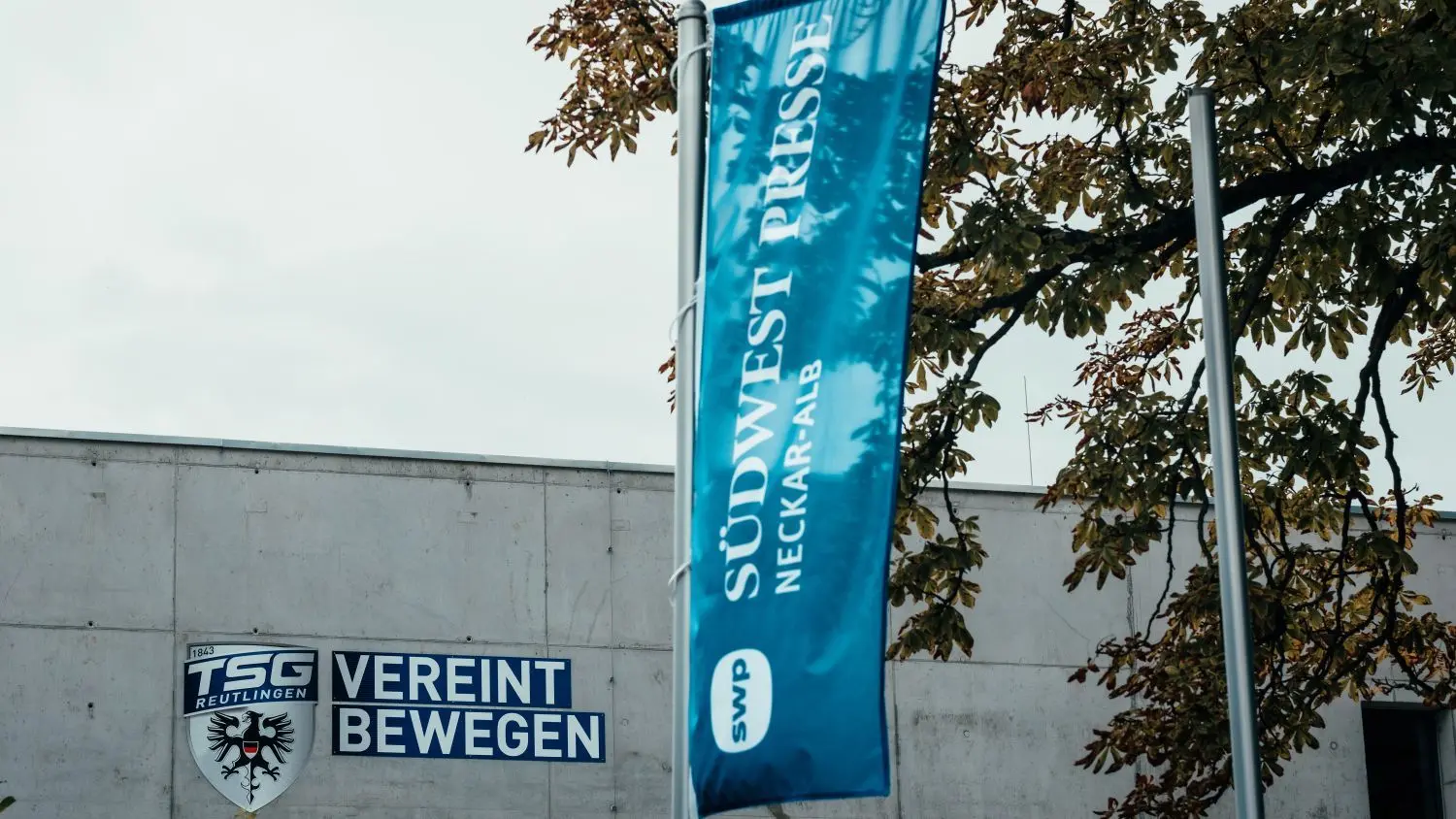 Auf dem TSG-Gelände vereint: Die SWP Neckar-Alb ist seit April Pemiumsponsorin der TSG Reutlingen.