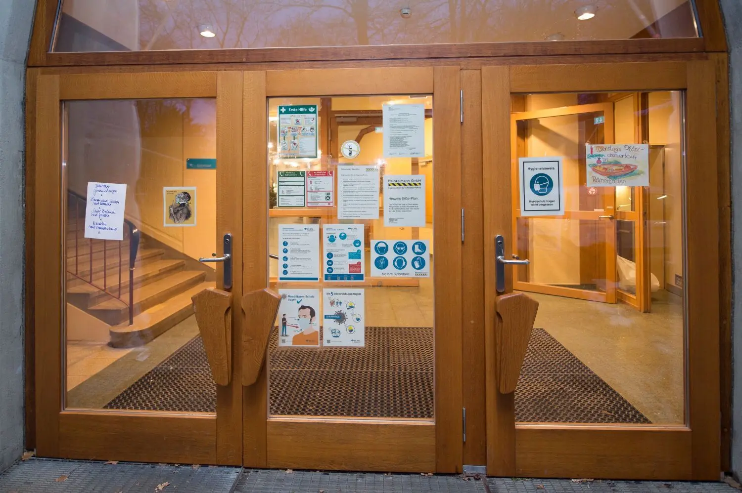 Die Schilder zeigen: An der Waldorfschule Römerstraße besteht Maskenpflicht.