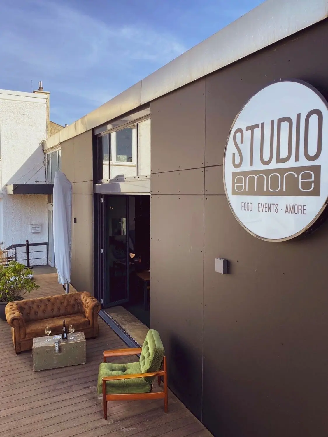 Lounge-Atmosphäre im Starkfeld: Im Studio Amore kann man zunächst mittags und bald auch abends essen. Events sind ebenfalls geplant.