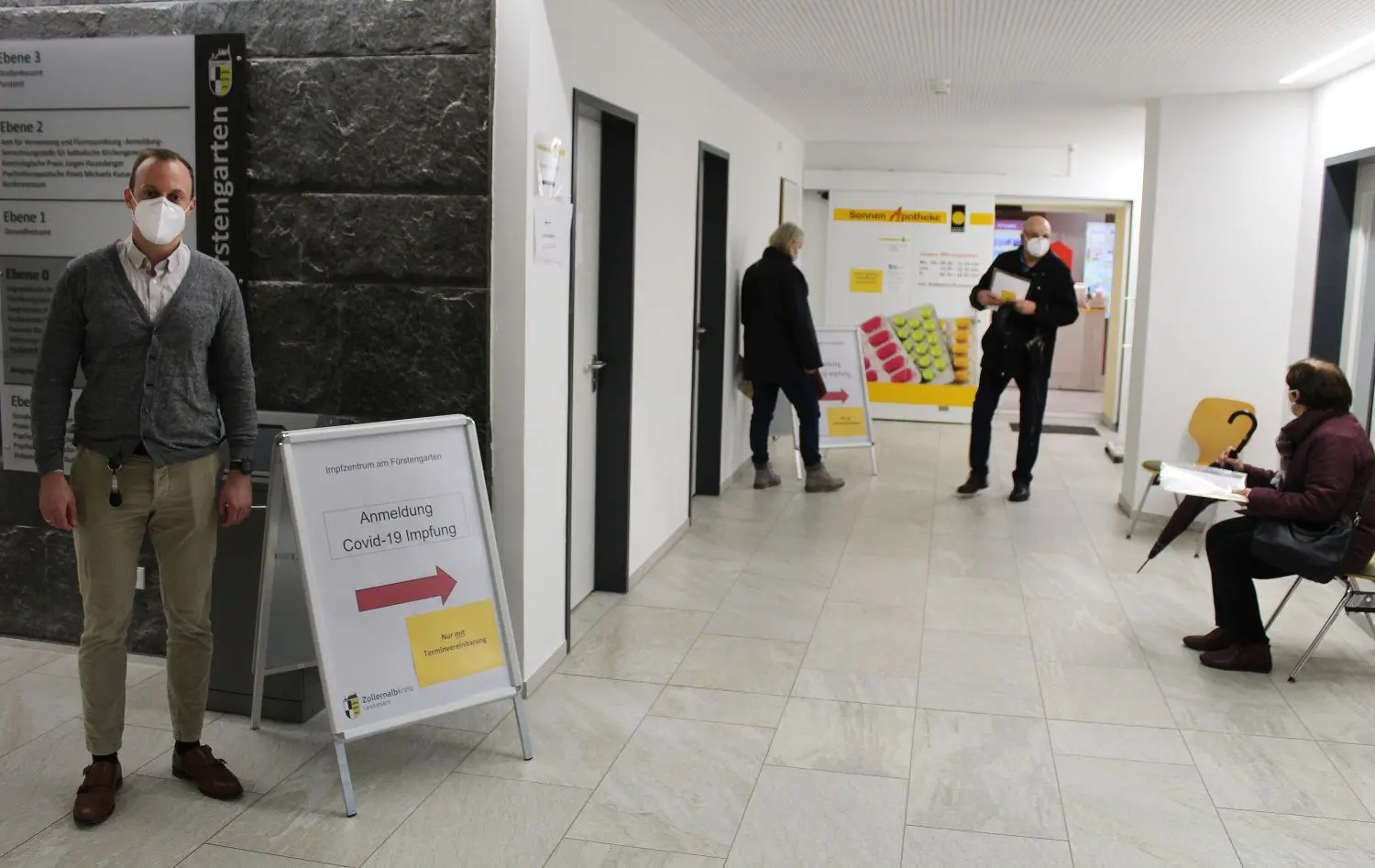Erster Tag im neuen Hechinger Impfzentrum: Der Leiter des Gesundheitsamtes, Benedict Blankenhorn (links), zeigt persönlich, wo es lang geht.