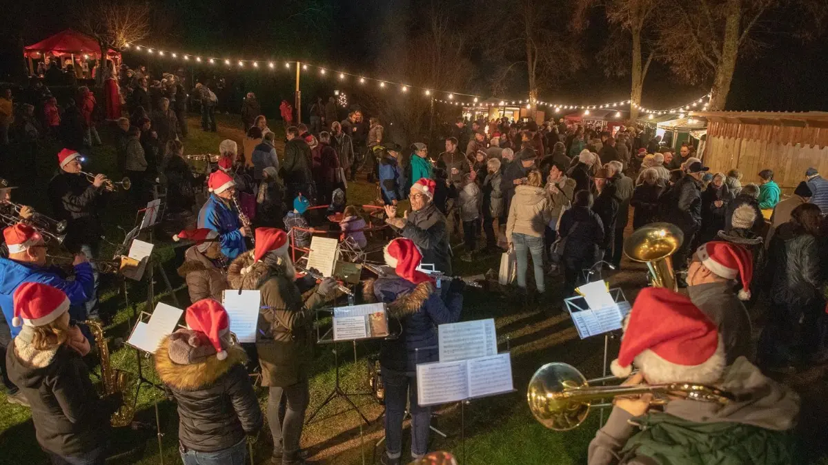 Der Musikverein Bad Imnau unter der Leitung von Jochen Schlotter präsentierte bei der Dorfweihnacht im Kurpark weihnachtliche Weisen.⇥