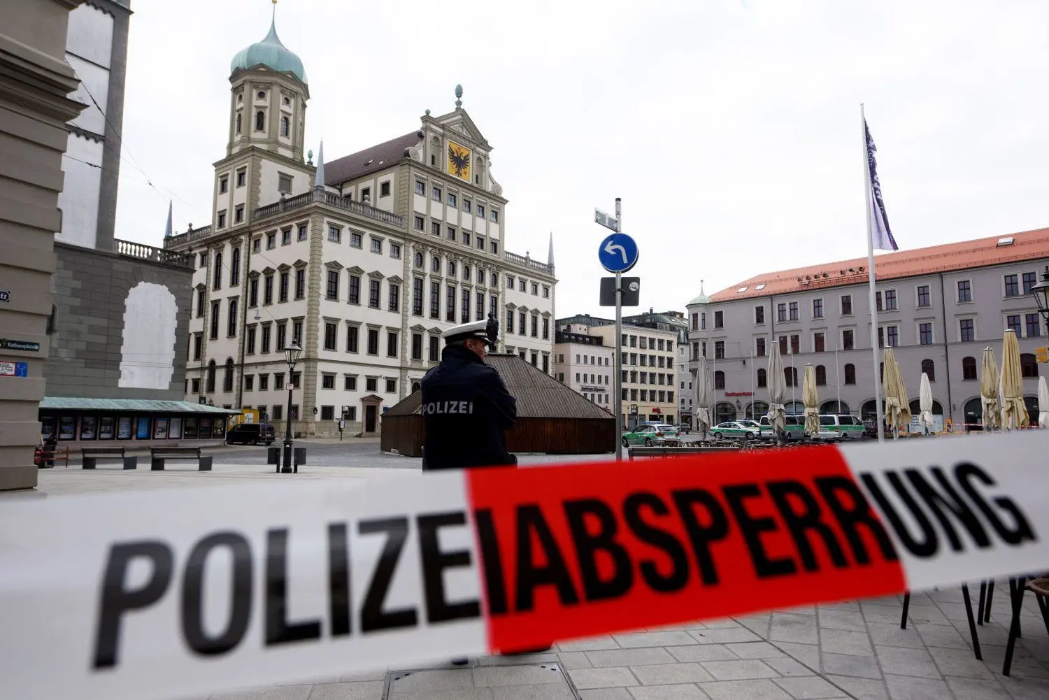 Polizisten sperren den Rathausplatz in Augsburg