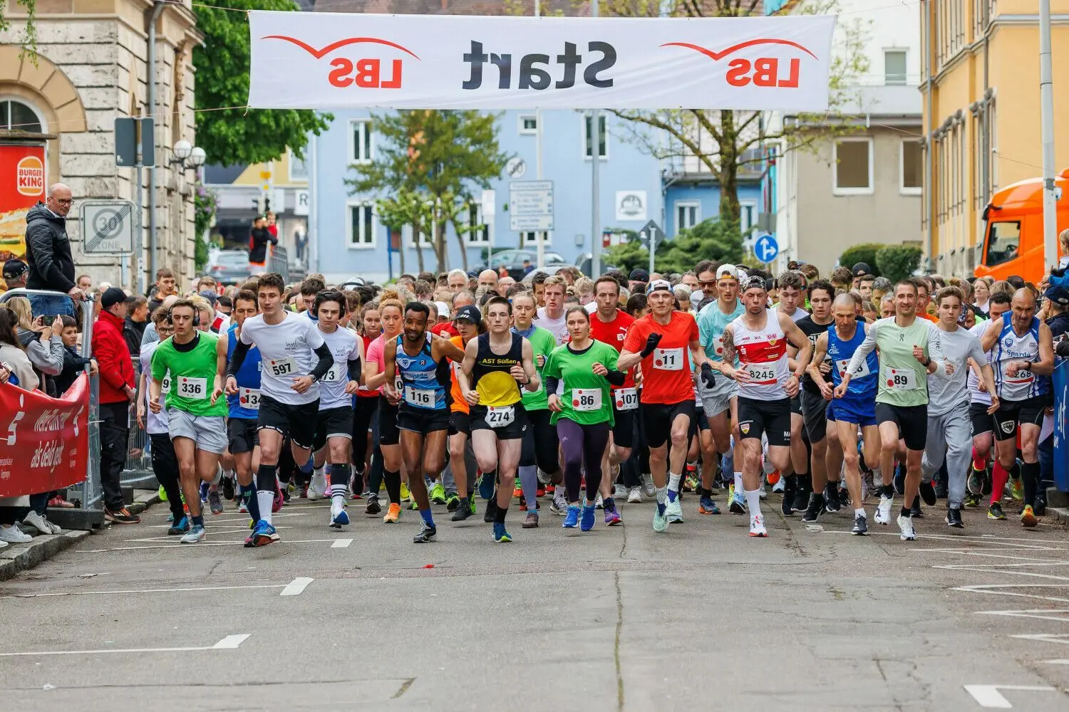 Start der Hauptläufe: Der Tross setzt sich in Bewegung.