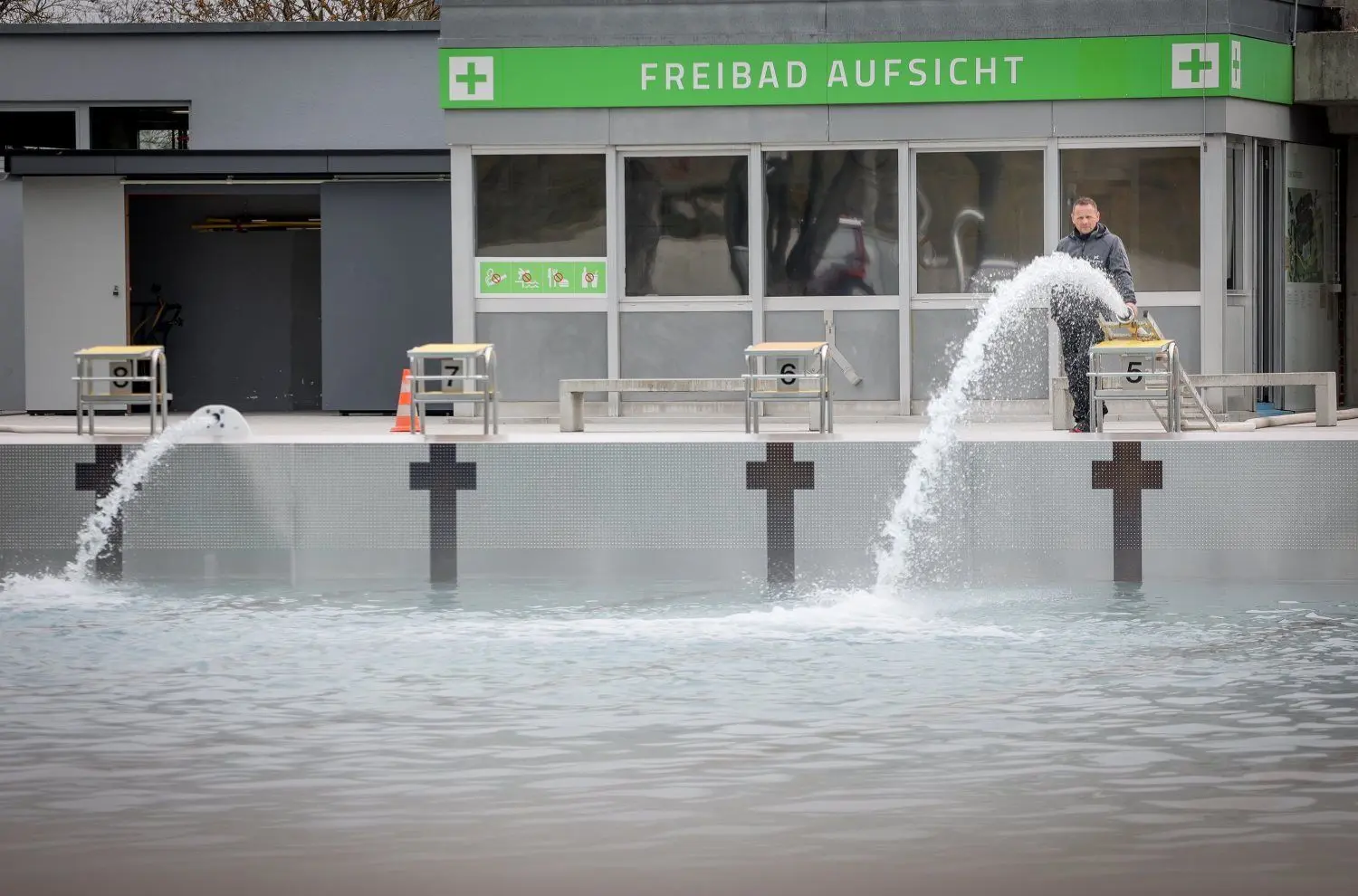 Das war zwar vergangenes Jahr, aber Wasser wurde in das Becken des Donaubades auch jetzt gefüllt.