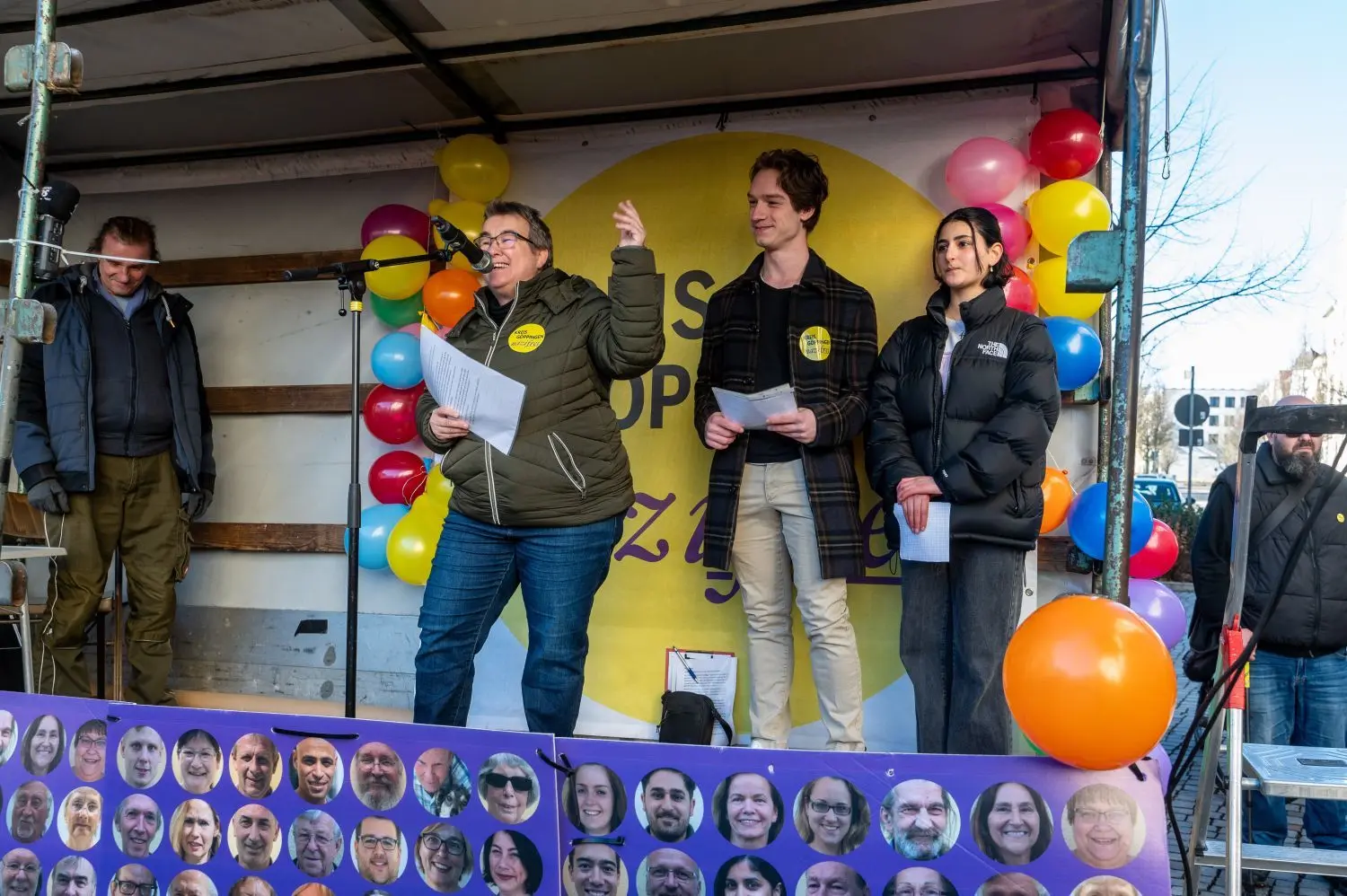 So voll hat Göppingen den Schlossplatz selten gesehen: Zur Kundgebung „Bunte Vielfalt statt brauner Einfalt“ kommen nach Angaben der Veranstalter 1500 Menschen – sie protestieren gegen Rechtsextremismus, Hass und Hetze.