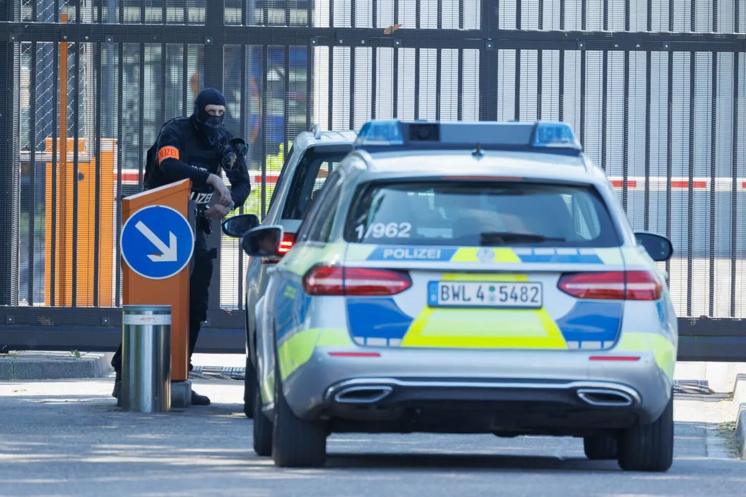 Eine Frau wurde am Mittwoch, 31.05.2023, in Ulm von der Polizei festgenommen. Sie soll die Terrormiliz Islamischer Staat (IS) unterstützt haben.