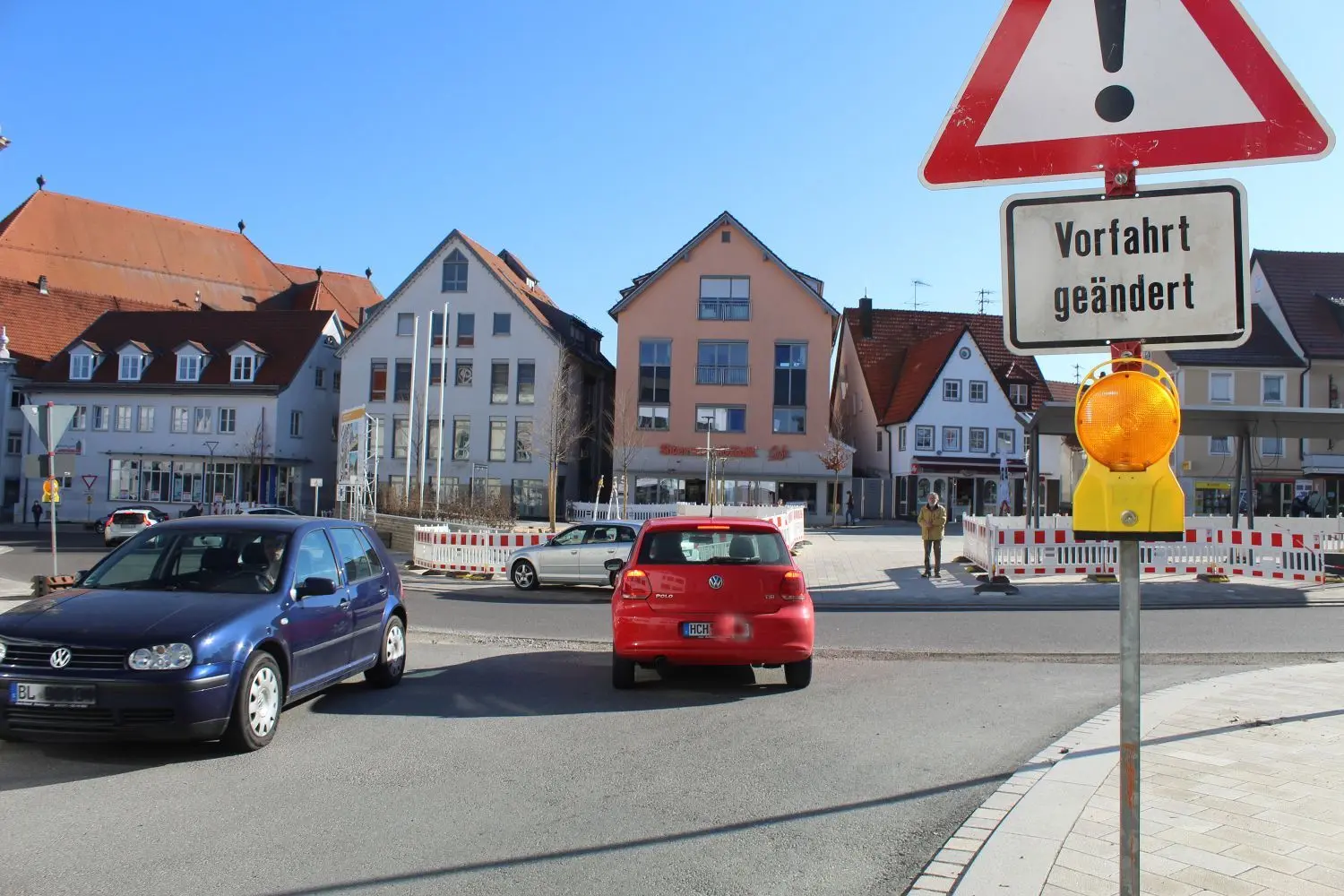 Vorfahrt geändert! Auf dem ganzen Platz gilt jetzt rechts vor links – auch an der Einmündung der Frauengartenstraße.
