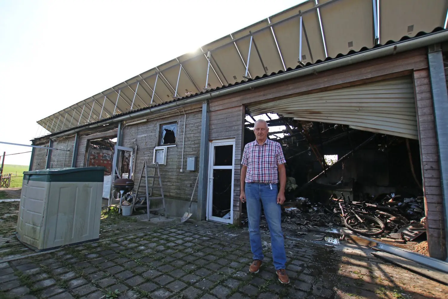 Johannes Stängle begutachtete am Mittwoch den Brandschaden auf dem landwirtschaftlichen Anwesen im Nerenstetter Ortsteil Wettingen.