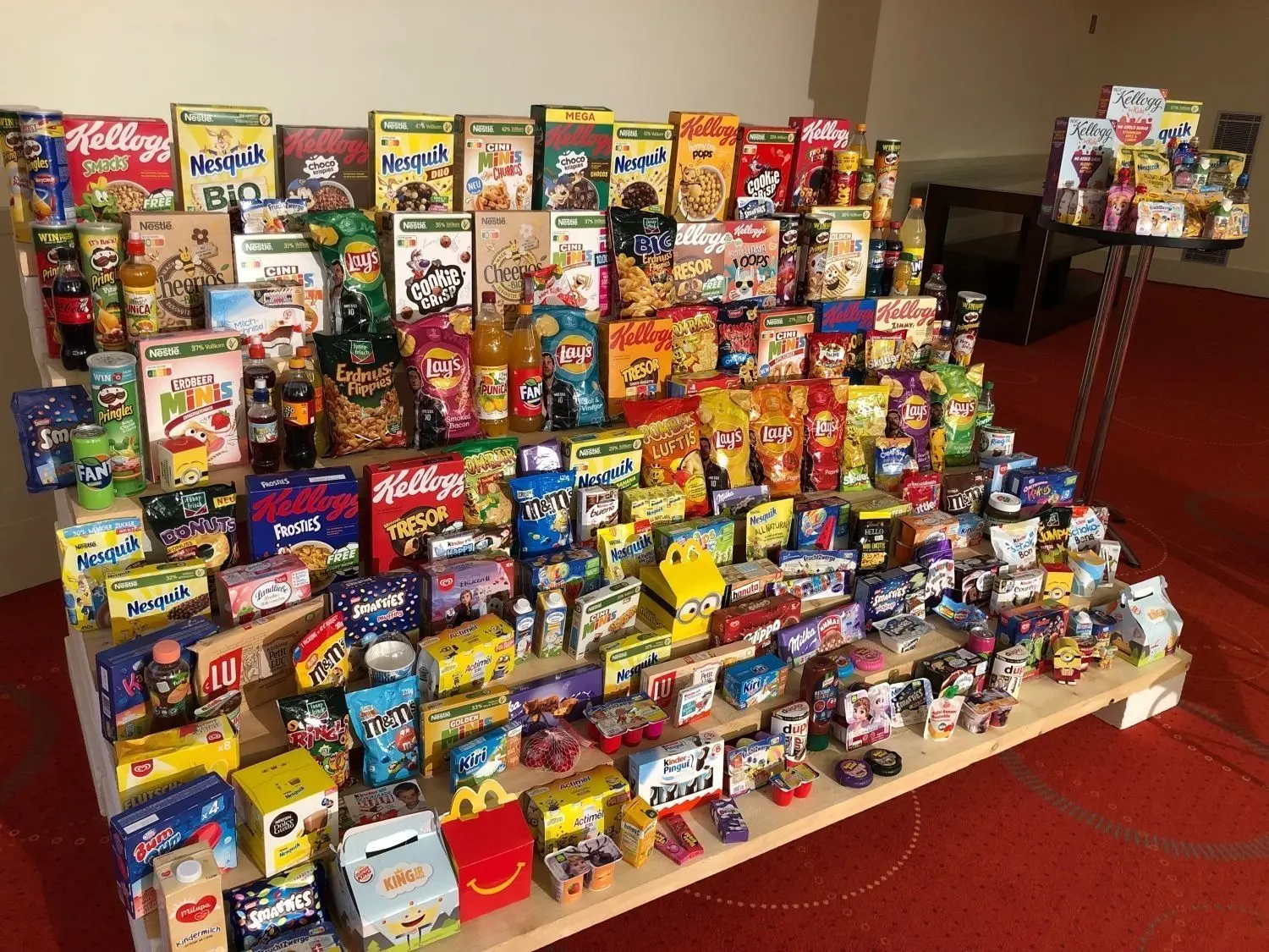 Diese Produkte hat die Studie untersucht. Alle wurden gezielt an Kinder gerichtet beworben. Der kleine Stapel rechts zeigt die Produkte, die den Nährwertangaben der WHO entsprechen.