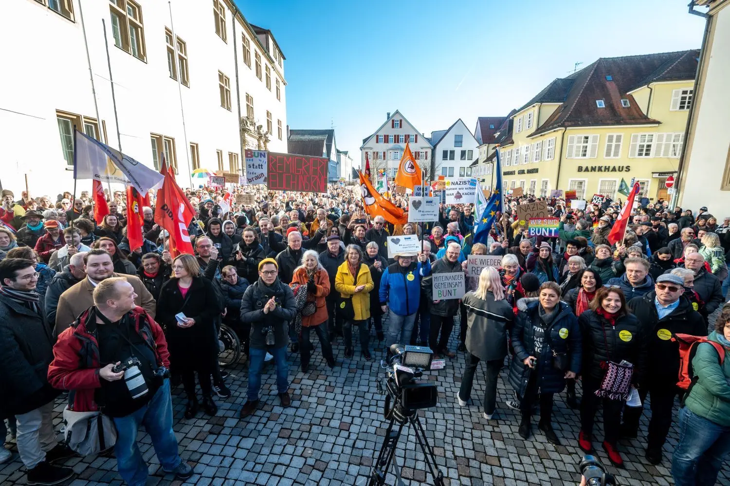 So voll hat Göppingen den Schlossplatz selten gesehen: Zur Kundgebung „Bunte Vielfalt statt brauner Einfalt“ kommen nach Angaben der Veranstalter 1500 Menschen – sie protestieren gegen Rechtsextremismus, Hass und Hetze.