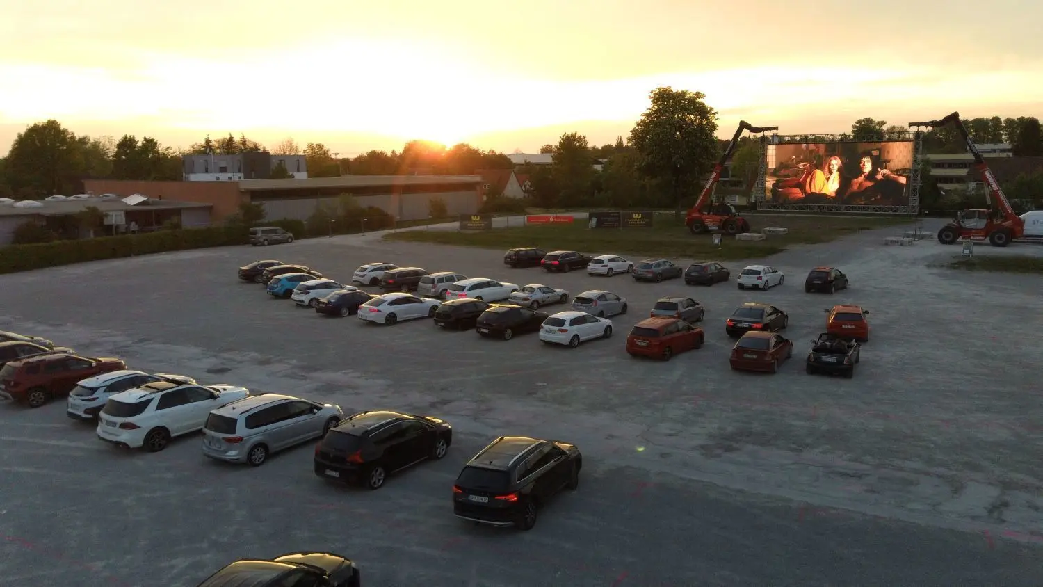 Bei der Abendvorstellung kann man den Film im eigenen Auto genießen und nebenbei noch den Sonnenuntergang aus dem Seitenfenster beobachten. ⇥