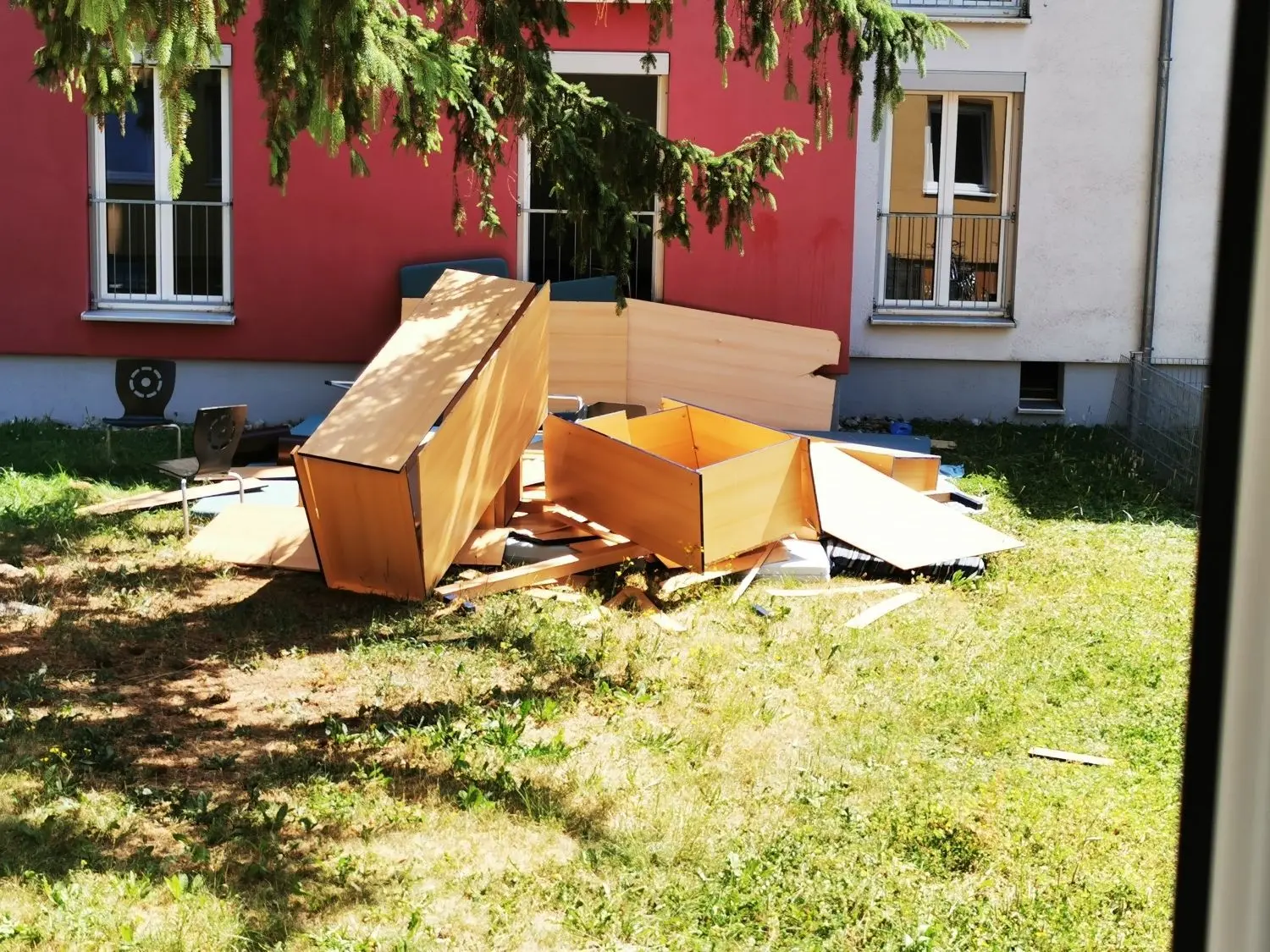Die gut erhaltenen Möbel und das Inventar aus 30 Zimmern und fünf Küchen des Göppinger Studentendorfs flogen zunächst aus den Fenstern. Dann wurden sie zerkleinert und in großen Containern entsorgt.