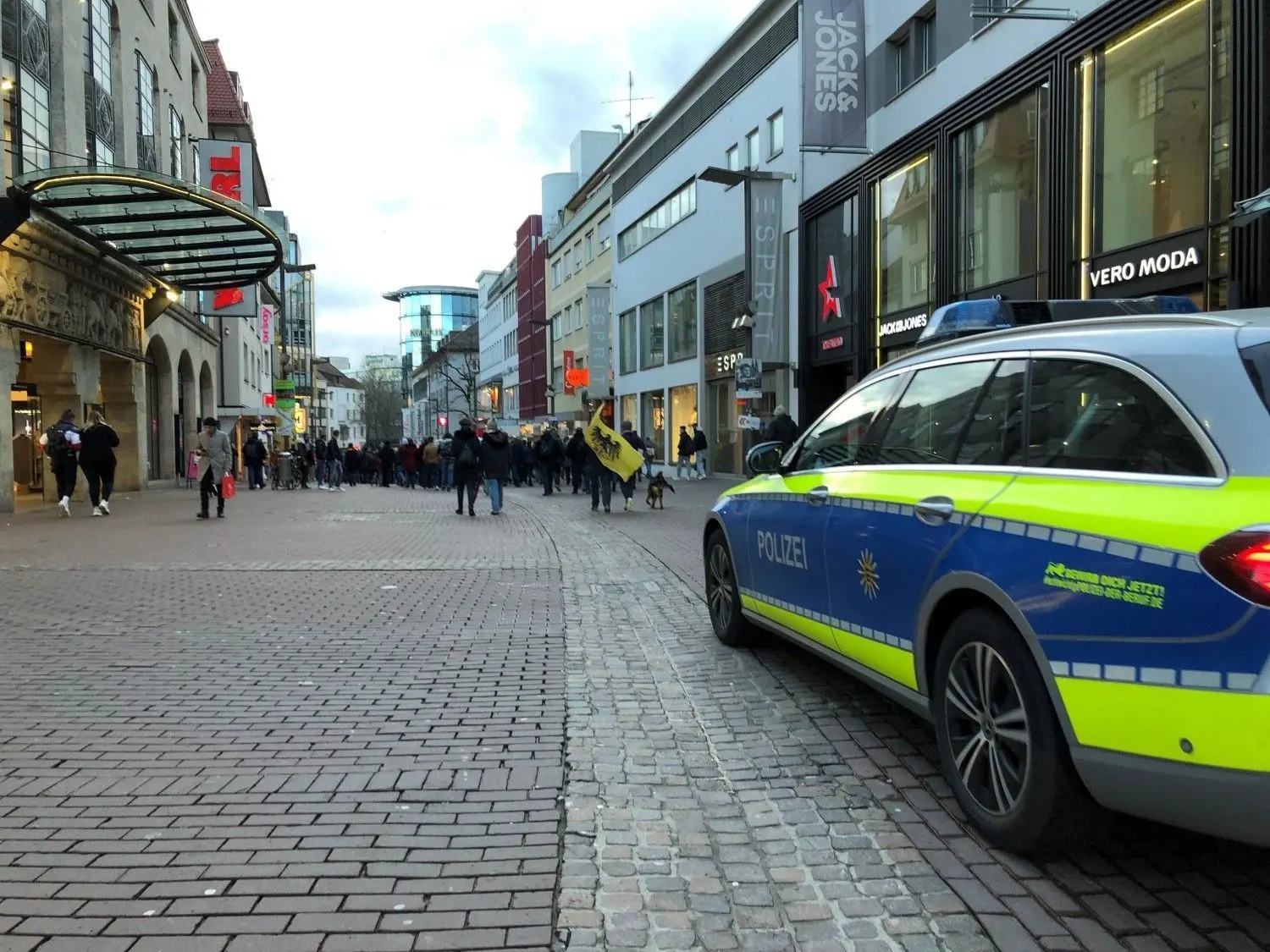„Spaziergang“ mit Fahne und Hund in Ulm, wie immer eng begleitet von der Polizei.