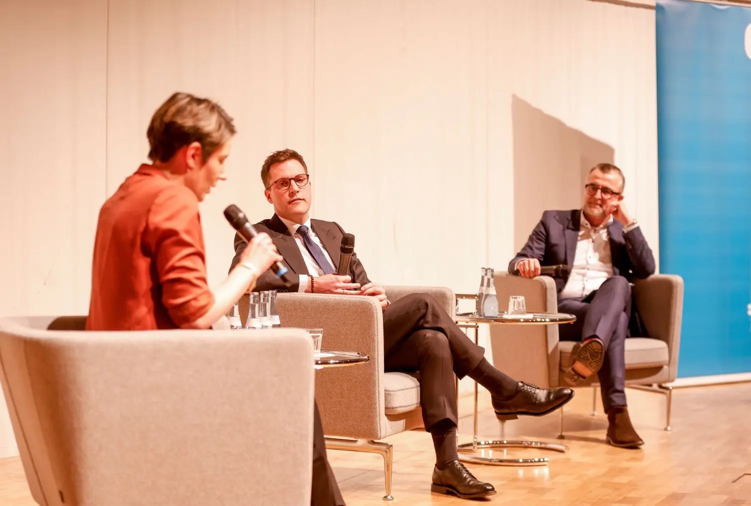 Stadthaus: Das SÜDWEST PRESSE-Forum mit Manuel Hagel, Landesvorsitzender der CDU Baden-Württemberg (Mitte). Er stellte sich den Fragen von Chefredakteur Ulrich Becker (rechts) und dessen Stellvertreterin Judith Conrady.