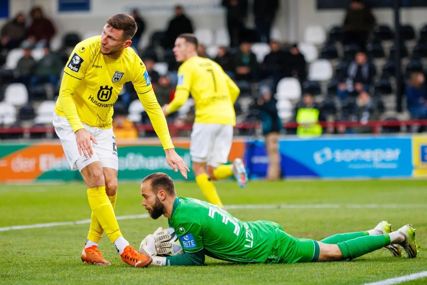 Auf der Überholspur: Der SSV Ulm 1846 Fußball (in gelb-weiß) hat beim SC Verl mit 3:0 gewonnen und sichert sich zum Abschluss der Hinrunde den dritten Tabellenplatz.