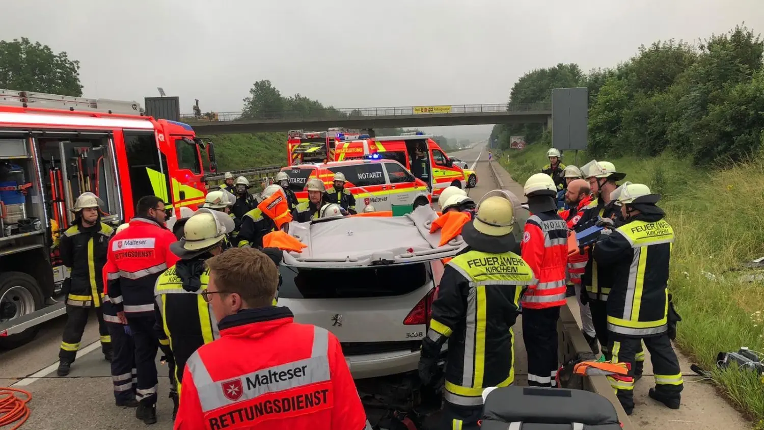 Nach Unfall eingeklemmt: Feuerwehr muss auf A 8 bei Aichelberg Insassen ...