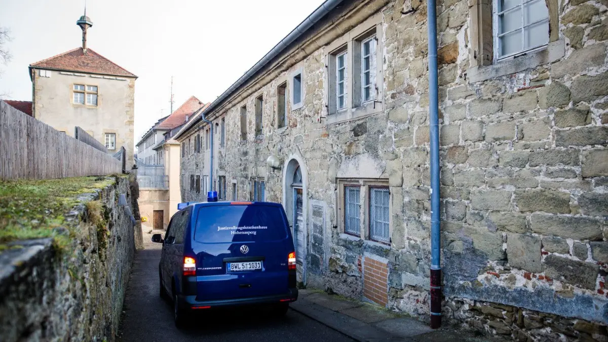 Zur Unterbringung von Quarantäneverweigerern im Gepräch: Justizvollzugskrankenhaus Hohenasperg in Asperg. ⇥
ARCHIV - 15.12.2016, Baden-Württemberg, Asperg: Ein Einsatzfahrzeug fährt an einem Teil des Justizvollzugskrankenhauses Hohenasperg in Asperg vorbei. (zu dpa: «Ministerium: Quarantäneverweigerer auch auf Hohenasperg denkbar») Foto: picture alliance / Christoph Schmidt/dpa +++ dpa-Bildfunk +++