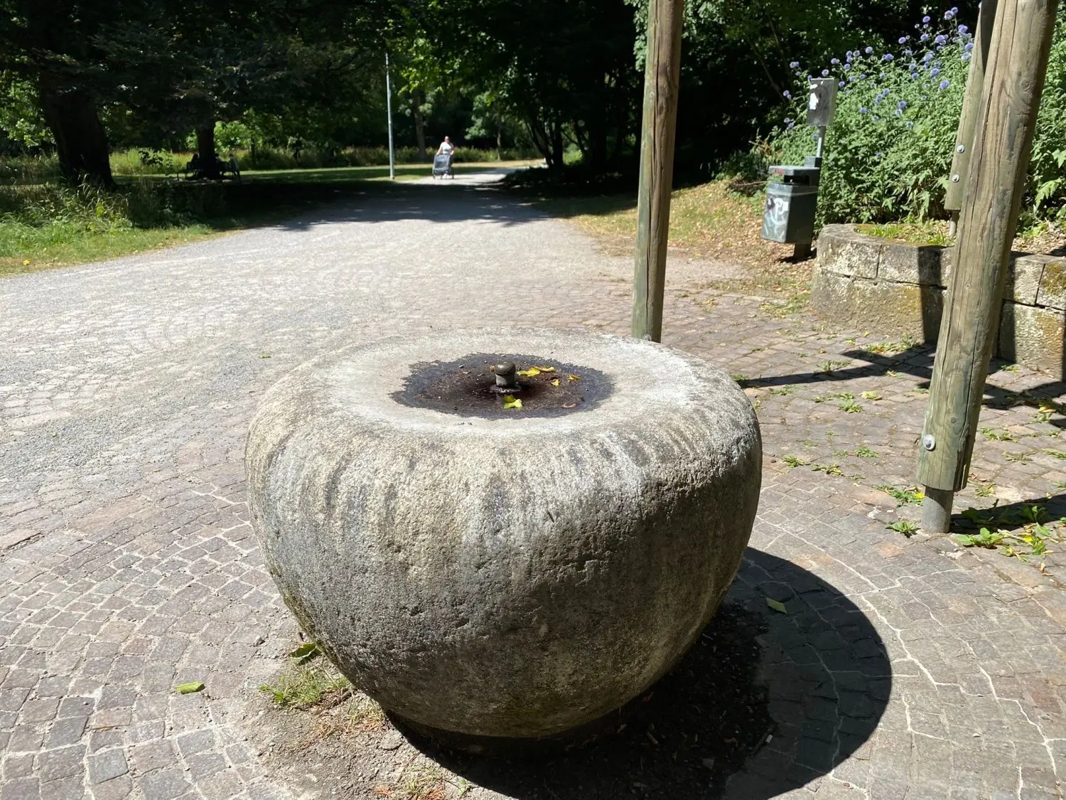 Kaum Wasser für Spatzen in den Ackeranlagen.