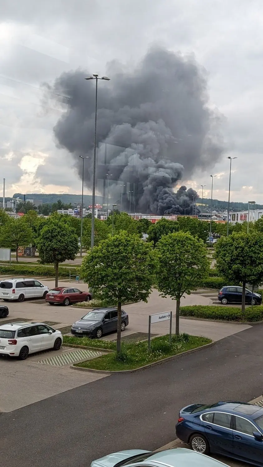 Dicke dunkle Rauchwolken hingen am Freitag über der Stadt. In der Weststadt und in Söflingen verbreitete sich beißender Gestank.
