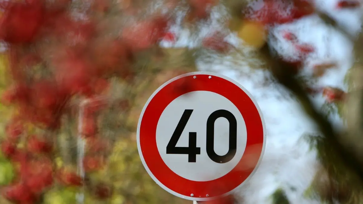 Ab sofort gilt in Bronnweiler ganztägig auf der L230 Im Wiesaztal und Gönninger Straße ab der Einmündung Sebastian-Renz-Straße bis zur Einmündung Kirchhofstraße Tempo 40.
dettingen 30 40 er zone verkehr