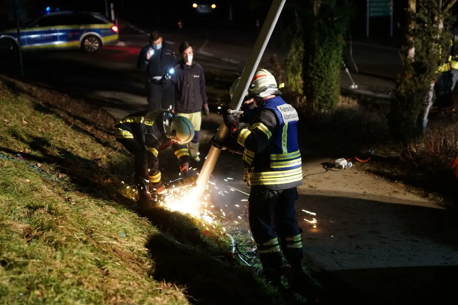 Bei dem Unfall wurde eine Laterne beschädigt.