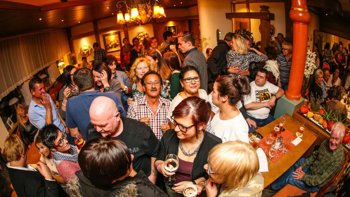 Ausgelassene Stimmung herrscht bei der Musiknacht in Illertissen. Am 2. Oktober ist es wieder soweit.
Musiknacht Illertissen Andrang im „Cafe am Markt“
