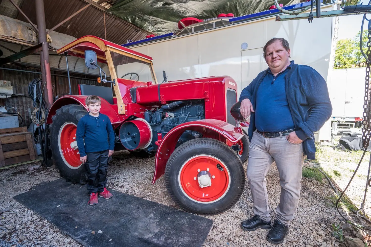 Auf dem Göppinger Maientag wollte Mark Roschmann, hier mit seinem Sohn Mark junior, den frisch renovierten Traktor vorführen.
