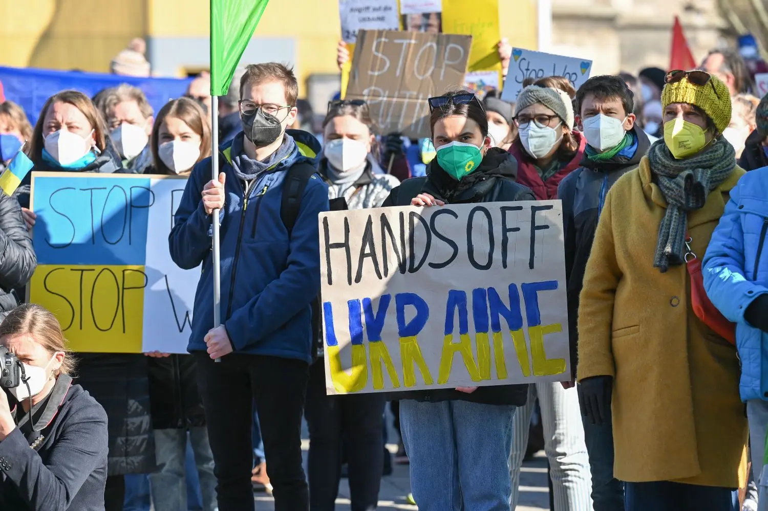 Kundgebung „Solidarität mit der Ukraine, gegen die russischen Anschläge“ am Sonntag auf dem Ulmer Münsterplatz.