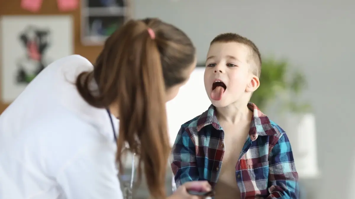 Symbolfoto: In der MVZ-Kinderarztpraxis in Crailsheim gibt es keinen Aufnahmestopp mehr.
Symbolbild, Symbolfoto, Arztpraxis, Kinderarzt, Untersuchung, Zunge ausstrecken, Kind, Junge, Erkältung, Fieber, Schnupfen, Husten, krank, Krankheit, RS-Virus, Virus, RSV-Infektion, AtemwegerkrankungFoto: © H_Ko/stock.adobe.com