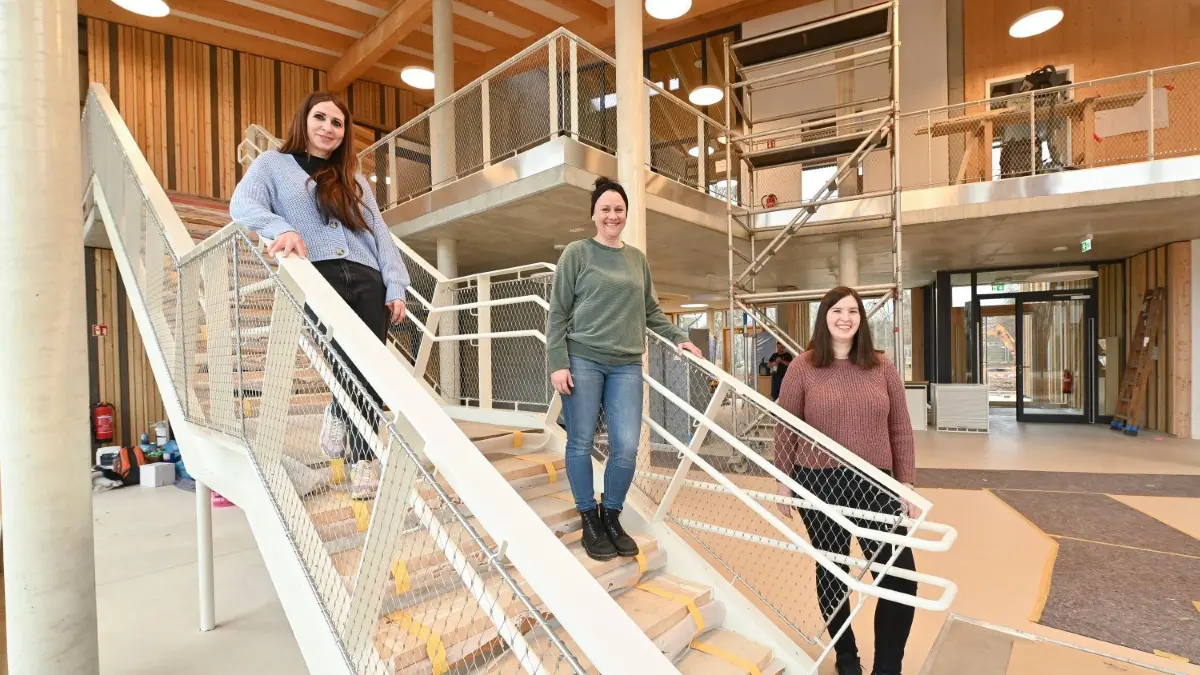 Viel Licht und Holz: Die neugebaute Kindertagesstätte St. Lucia in Senden wirkt modern und einladend. Insgesamt sollen dort tagsüber 173 Kinder unterkommen. Gesamtleitung Michaela Anger (links) und ihre Stellvertreterinnen, Marie-Therese Minolts (mitte) und Eva Bosch (rechts), freuen sich schon sehr auf ihren neuen Arbeitsplatz.⇥
Senden, Besichtigung der neuen Kindertagesstätte in der Dillmanstraße
Kita Leitung Frau Angerer und ihre zwei Stellvertreterinnen