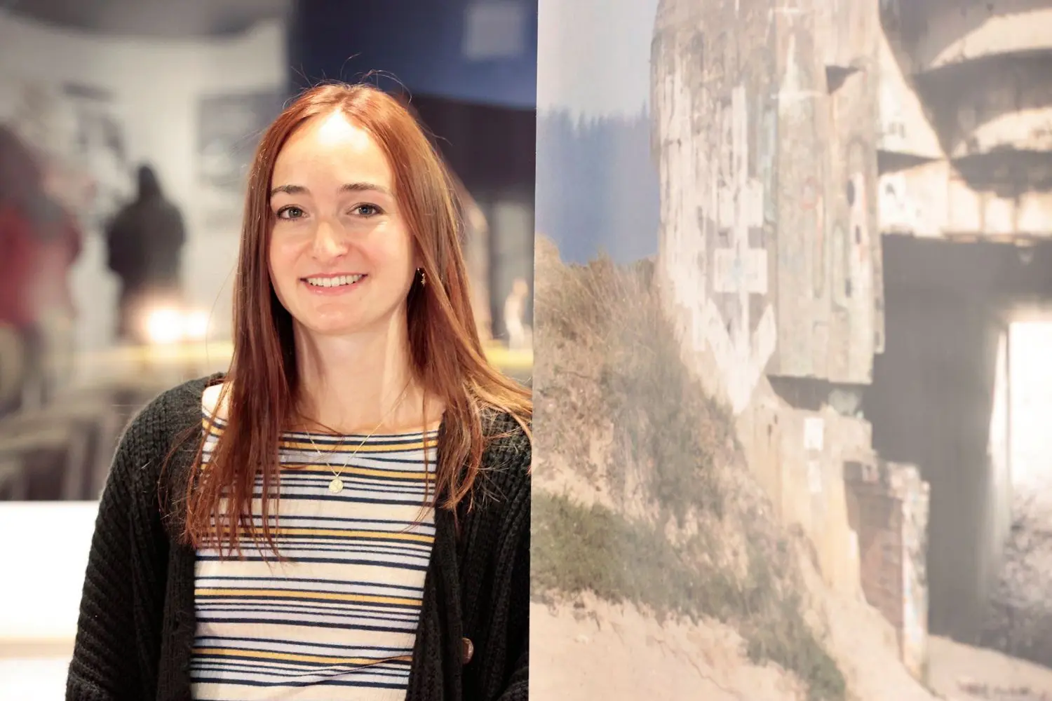 Ausstellungseröffnung. Eine Ausstellung vom Kunst- und Geschichtsverein Geislingen e.V. Hannah J. Kohler und Michael Schramm stellen aus! Künstlerische Begegnung zweier Schubart-Kulturpreisträger*innen in der Städtischen Galerie im Alten Bau in Geislingen. Die Begrüßung erfolgte durch Roland Funk, Vorsitzender des Kunst- und Geschichtsvereins das Grußwort kam von Geislingens Oberbürgermeister Frank Dehmer. Einführende Worte zur Ausstellung von Boris Kerenski und Stefan Renner vom Kunst- und Geschichtsverein Geislingen. Im Bild: Hannah J. Kohler.⇥