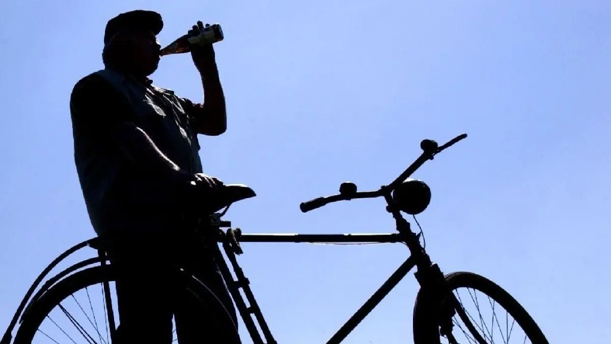 Auch Fahrradfahren ist unter dem Einfluss von Alkohol nicht erlaubt (Symbolfoto).
ARCHIV - ILLUSTRATION - Ein Radfahrer trinkt am 20.05.2004 auf einen Ausflug am Vatertag im brandenburgischen Lebus eine Flasche Bier. Foto Patrick Pleul/dpa (zu dpa-Themenpaket zum Vatertag vom 29.04.2016) +++(c) dpa - Bildfunk+++ | Verwendung weltweit