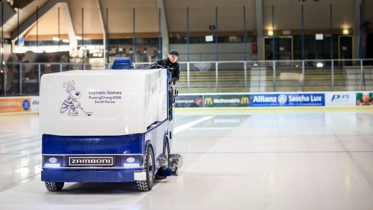 Eismeister Pawel Rogacki sorgt im Neu-Ulmer Eisstadion fürs schnelle Eis. ⇥
Wie bereiten sich die Eishockey-Spieler der Devils auf ein Spiel vor? Was passiert hinter den Kulissen? Blick aufs Warmmachen, in die Kabine, die Arbeiten auf dem Eis - Reportage